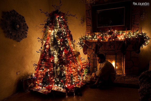 Al pie del árbol de Navidad