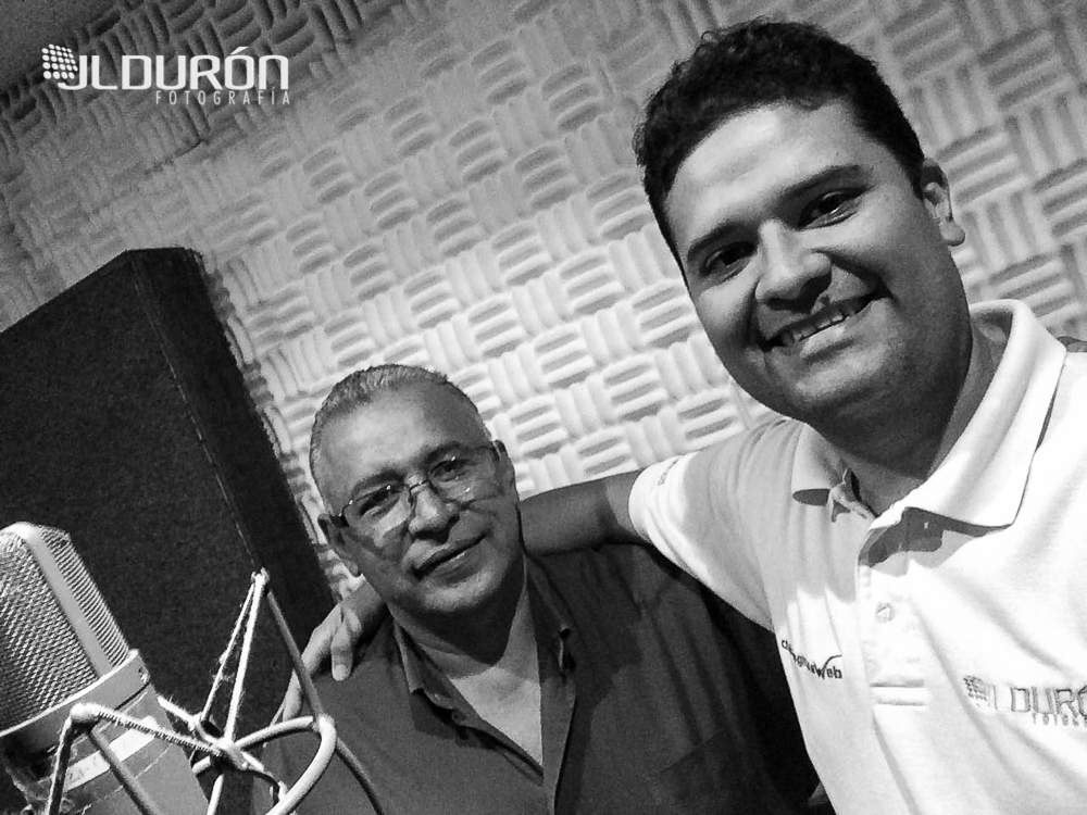 Junto al buen amigo Rubén Castro de Grabando en Emisoras Unidas