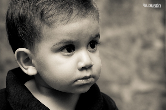 Retrato cándido de infante en blanco y negro